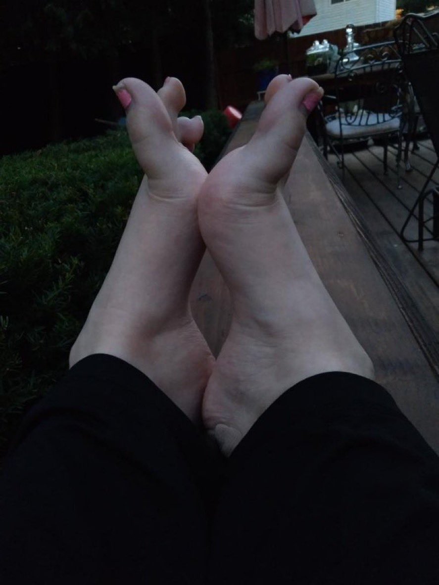 Mazikeenempire's tweet photo. The weekend hasn’t even started…
and you’re already thinking about me.
That’s adorable.
#findom #sissytrainer #paypigs #footmodel #footfetısh https://t.co/ieH9bZTAQE