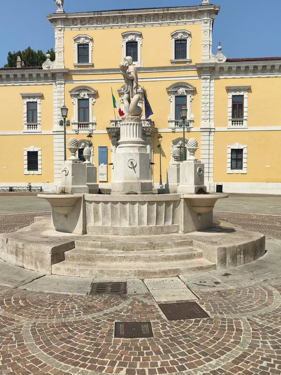 ArchieTheTurtle's tweet photo. Storia e geometrie perfette che sembrano fermare il tempo. Le nostre piazze invitano a fermarsi, ammirare l’architettura e ritrovare la quiete. https://t.co/Rg9jc86Bzo
