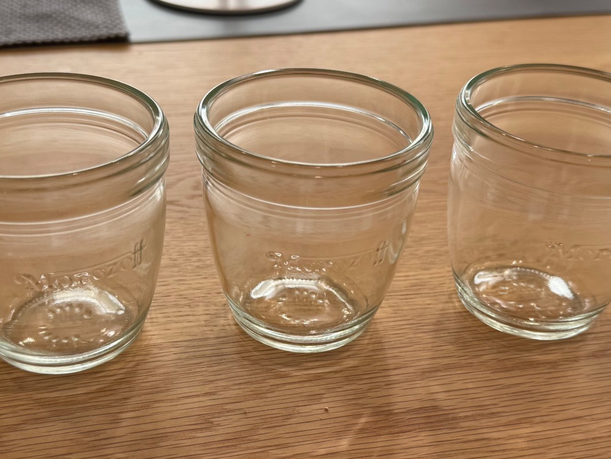 yyarikuri's tweet photo. 3Dプリンタとヘアゴムがあれば関西人の家で匿われているモロゾフの瓶に蓋を作ってあげることができる。 https://t.co/nNEOlwFew4