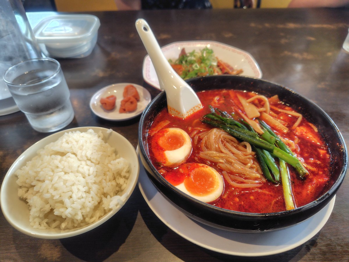 bataaken's tweet photo. 今日のお昼は 来来亭🍜
豚キムチ定食！
旨辛麺に変えて4辛
チャーシュートッピング！
旨辛〜♪
豚キムチはお肉がチャーシューなんで一味違う旨さ👍️
これは病みつきになりますね😊 https://t.co/u0Qf4jQie1