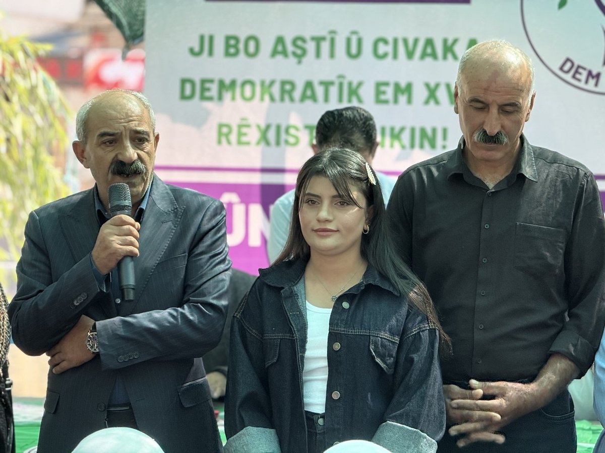 Yeni seçilen yönetim adına eş başkanlar konuşuyor.