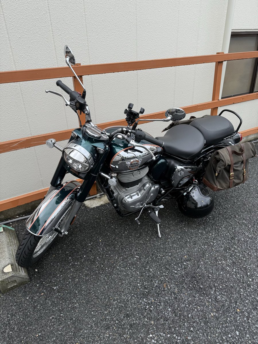 pa_teru's tweet photo. ◯つばき食堂（旧:ラーメンショップ椿）でネギ中盛り背脂トッピング！
天気が怪しい中行ったけど降られずによかったー。
駐車場でバイクだと2台分スペースあるけど、他の人が停めてたら横に停めていいのかな？（自分は他の人が停めれるよう端寄せ駐車）
#ロイヤルエンフィールド
#つばき食堂 https://t.co/Q7nMT5aeP0