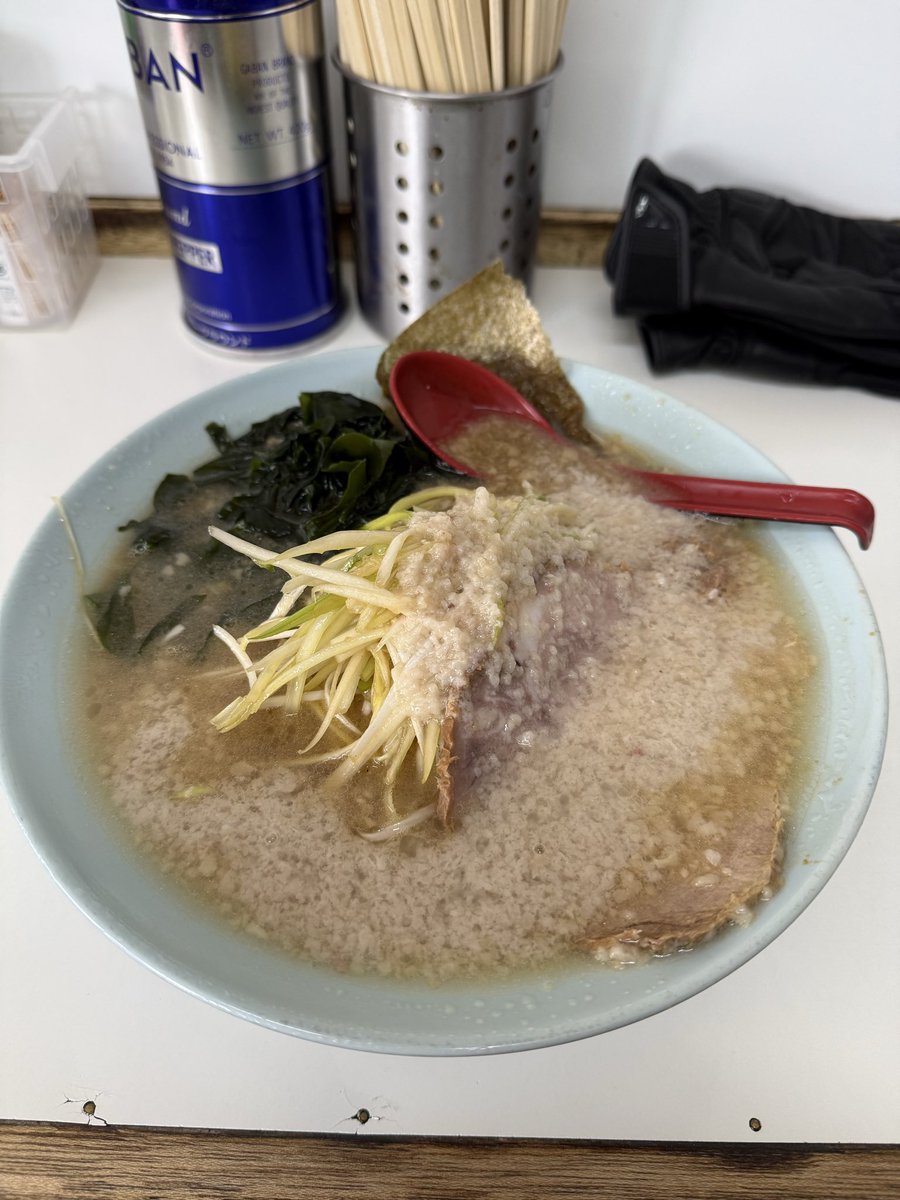pa_teru's tweet photo. ◯つばき食堂（旧:ラーメンショップ椿）でネギ中盛り背脂トッピング！
天気が怪しい中行ったけど降られずによかったー。
駐車場でバイクだと2台分スペースあるけど、他の人が停めてたら横に停めていいのかな？（自分は他の人が停めれるよう端寄せ駐車）
#ロイヤルエンフィールド
#つばき食堂 https://t.co/Q7nMT5aeP0
