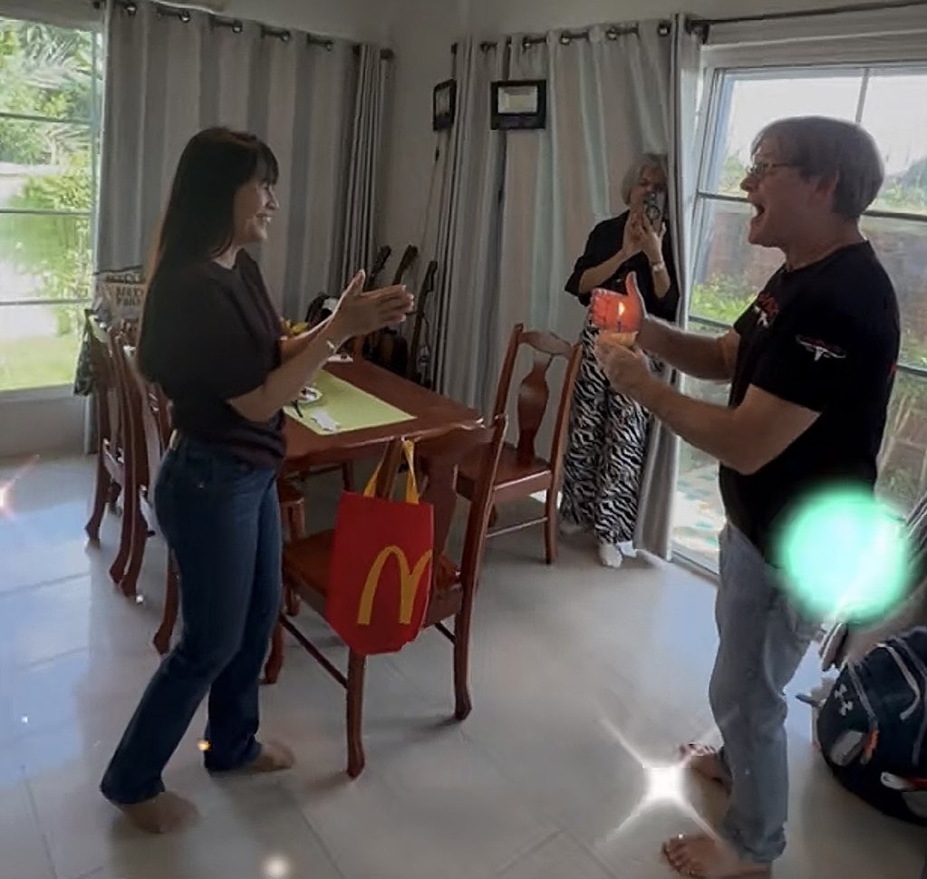 MileApoSpermacy's tweet photo. GILA BANGET TERNYATA YANG ULTAH BUKAN CUMA MAMA JOSS TAPI MAMA GAWIN JUGA. YANG LEBIH GONG LAGI APA??? YA, DIRAYAKAN BERSAMAAN DI RUMAH MAMA GAWIN! GUE ULANGIN, DI RUMAH MAMA GAWIN 😭😭😭

#JossGawin https://t.co/uKCf0eJvUb