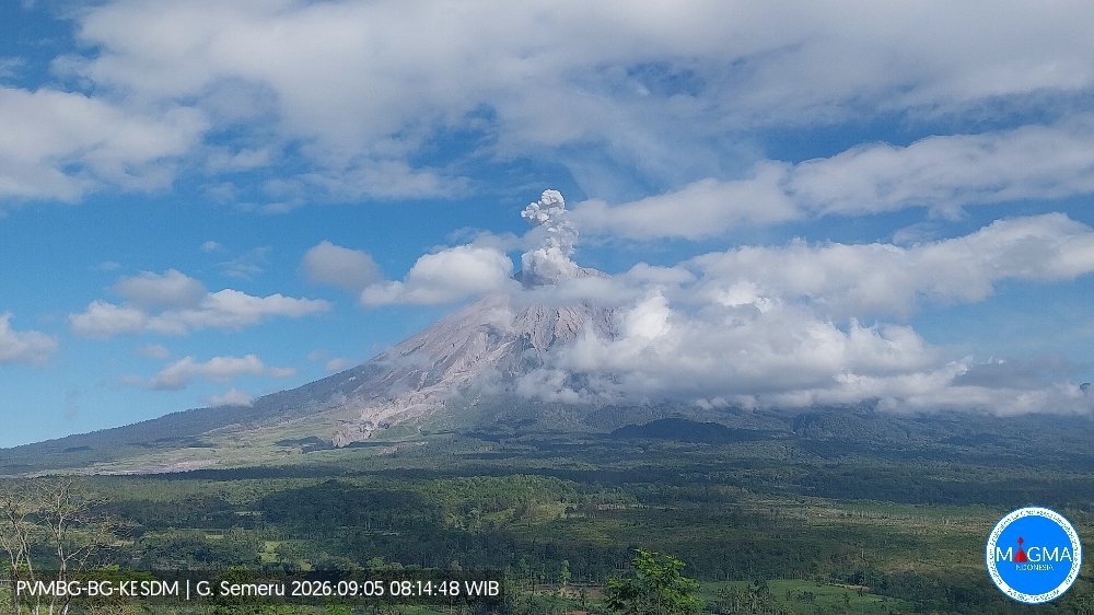 bismillahyuk_'s tweet photo. Ternyata Gunung Semeru erupsi juga pagi ini jam 08:13 WIB.

Tinggi kolom abu sekitar ±1000 di atas puncak, dengan amplitudo maksimum 22m &amp; durasi 93 detik.

Ya Allah, kenapa janjian semuanya gunung2 di Indonesia erupsi 🥺

#PrayforIndonesia https://t.co/xrMaXEJKou