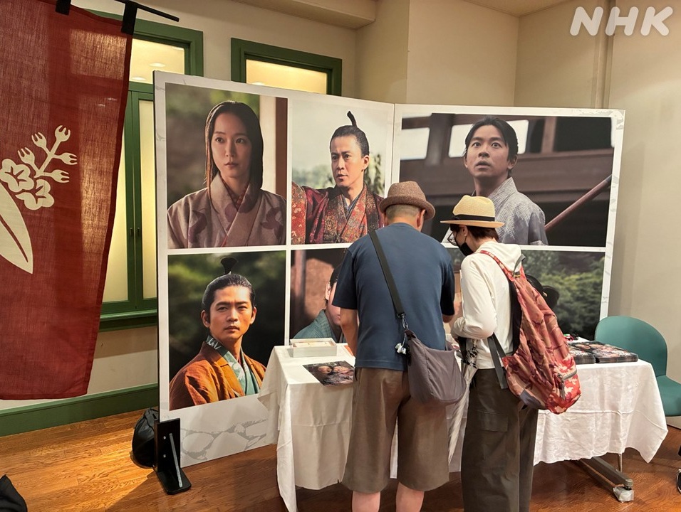 nhk_kitakyu's tweet photo. ◤ #豊臣兄弟NHK全国巡回展 in北九州◢

青空にも恵まれ、初日からたくさんの方にご来場いただいています！
会場の様子を少しだけご紹介♪
#豊臣兄弟 の世界をぜひお楽しみください！

※入場無料※
■9月5日(土)～9月13日(日)午前9時～午後5時
■関門海峡ミュージアム1F多目的ホール
休館日9月8日(火) https://t.co/FnCfhDBIpa
