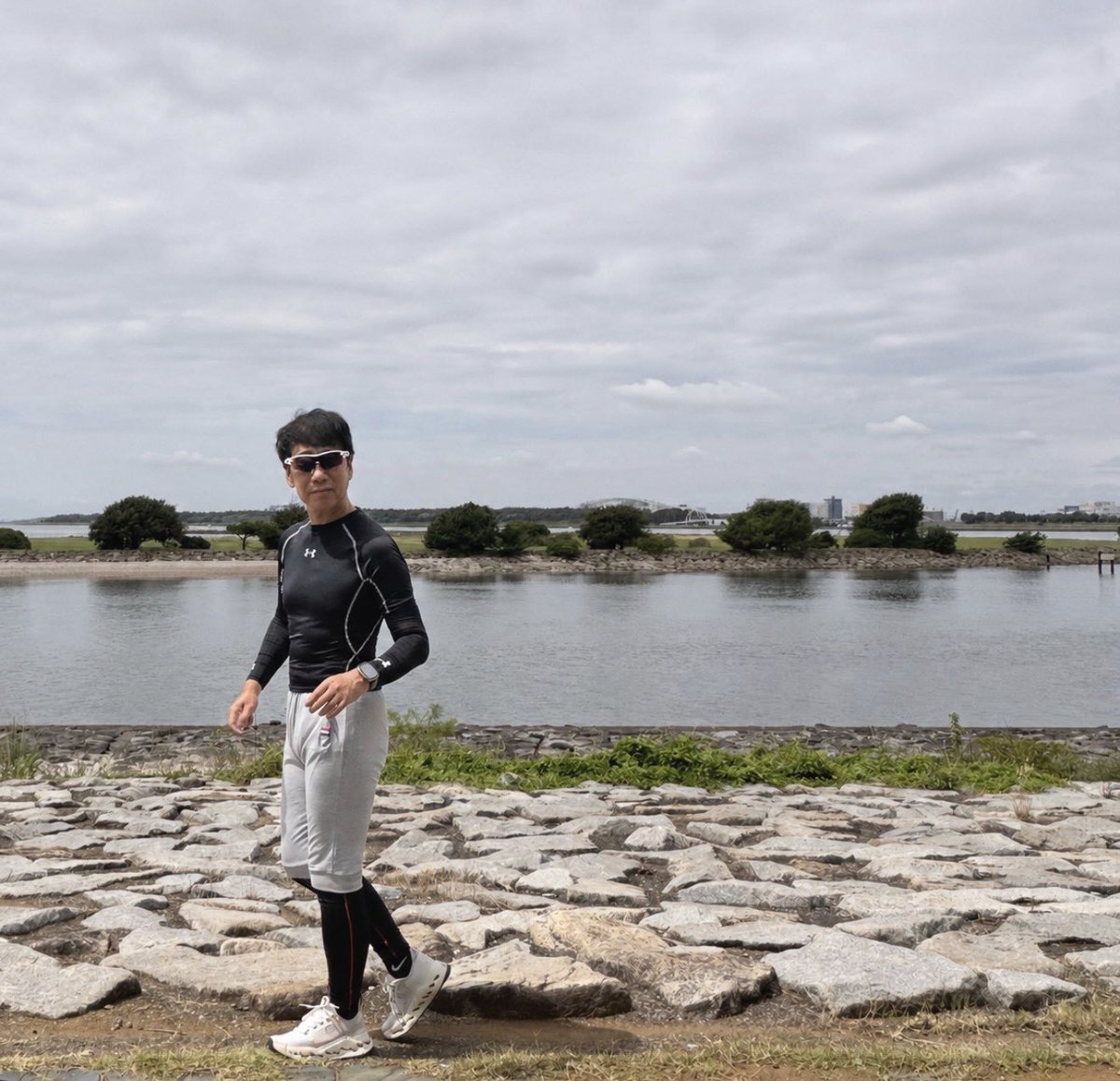 takacmoon's tweet photo. 葛西臨海公園15キロ ラン・トレーニング
小雨の中、快適な気温でランニング🏃‍♂️
ひまわりはほぼ散って、咲く時期を間違えたおとぼけ君が一輪🌻
落ち葉が始まる季節になりました

秋雨前線と台風24号の影響による大雨
鹿児島県屋久島町が心配。
毎週のように線状降水帯が発生する異常事態。もう四季が美しい日本には戻れないのかな.....

午後は友人と急遽大阪へ🐙🐙🐙