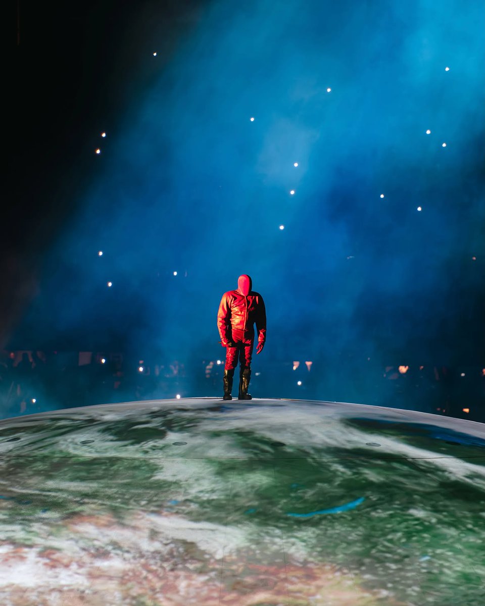 ATP_RAP's tweet photo. YE CHICAGO HOMECOMING SETLIST 📝🚨

1 - PUT ON (JEEZY)
2 - HOMECOMING
3 - CANT TELL ME NOTHING
4 - NI**AS IN PARIS
5 - LOVE SOSA (CHIEF KEEF)
6 - DONT LIKE (WITH CHIEF KEEF)
7 - OFF THE GRID
8 - BLACK SKINHEAD
9 - NEW SLAVES
10 - ON SIGHT
11 - BLOOD ON THE LEAVES
12 - CLIQUE (WITH BIG SEAN)
13 - I DONT FUCK WITH YOU (BIG SEAN)
14 - MERCY (WITH SEAN AND 2 CHAINZ)
15 - IM DIFFERENT (2 CHAINZ)
16 - CARNIVAL
17 - POWER 
18 - FADE
19 - NO CHURCH IN THE WILD
20 - BOUND 2 
21 - DEVIL IN A NEW DRESS (WITH RICK ROSS)
22 - B.M.F (RICK ROSS)
23 - LIL DURK TRIBUTE/VOICEMAIL
24 - ALL MY LIFE (LIL DURK)
25 - I WONDER
26 - CHAMPION 
27 - HEARD EM SAY
28 - HEARTLESS
29 - KING
30 - OK (WITH DON TOLIVER)
31 - E85
32 - ALL THE LOVE
33 - FEIN (WITH TRAVIS SCOTT)
34 - I CANT WAIT
35 - EVERYBODY
36 - FAMOUS
37 - RUN THIS TOWN
38 - AMERICAN BOY
39 - LOW LIGHTS
40 - HIGHLIGHTS (WITH THUG)
41 - LIFESTYLE (THUG)
42 - SO APPALLED (WITH CYHI)
43 - WE MAJOR (WITH REALLY DOE)
44 - SPACESHIP (WITH GLC & CONS)
45 - ALL FALLS DOWN
46 - OVERNIGHT CELEBRITY (WITH TWISTA) 
47 - SLOW JAMZ
48 - JESUS WALKS
49 - I USED TO LOVE HER (WITH COMMON)
50 - GOLD DIGGER
51 - TOUCH THE SKY (WITH LUPE)
52 - SUPERSTAR (LUPE FIASCO)
53 - ALL OF THE LIGHTS
54 - FLASHING LIGHTS
55 - STRONGER (WITH ANDRE)
56 - FATHER STRETCH MY HANDS (WITH CUDI)
57 - GHOST TOWN (WITH CUDI)
58 - PURSUIT OF HAPPINESS (KID CUDI)
59 - RUNAWAY (WITH MPC)

THE END