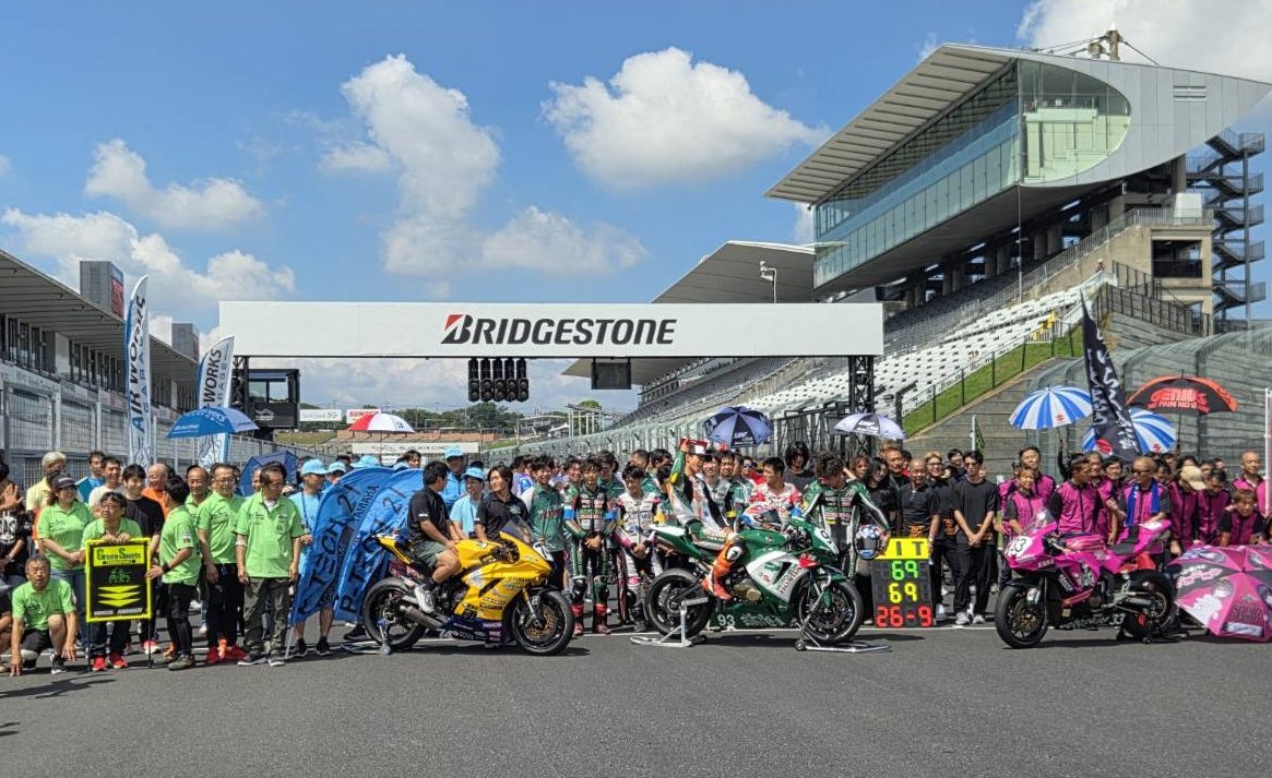 motobumR's tweet photo. 鈴鹿4時間耐久ロードレース 予選結果
予選第2ライダーの走行が終了しました！
ドライコンディションの中、素晴らしいアタックを見せてくれました🔥
【第2ライダー（Yellow）予選結果】
#93 松本康雅：2位（2'15.132）
 #64 飯高新悟：3位（2 me'15.389）
 #54 井利元新：7位（2'19.749）
【予選暫定総合結果】
 #93 松島/松本ペア：ポールポジション獲得！！ 
#64 楠/飯高ペア：予選2位！
 #54 徳田/井利元ペア：予選12位！
1-2フィニッシュでの予選通過となりました🙌✨
明日の決勝レースは天候の変化も予想されますが、チーム一丸となって全力で駆け抜けます！
明日も温かいご声援をよろしくお願いいたします📣🔥
#鈴鹿4耐 #Suzuka4hours #ロードレース #モータースポーツ