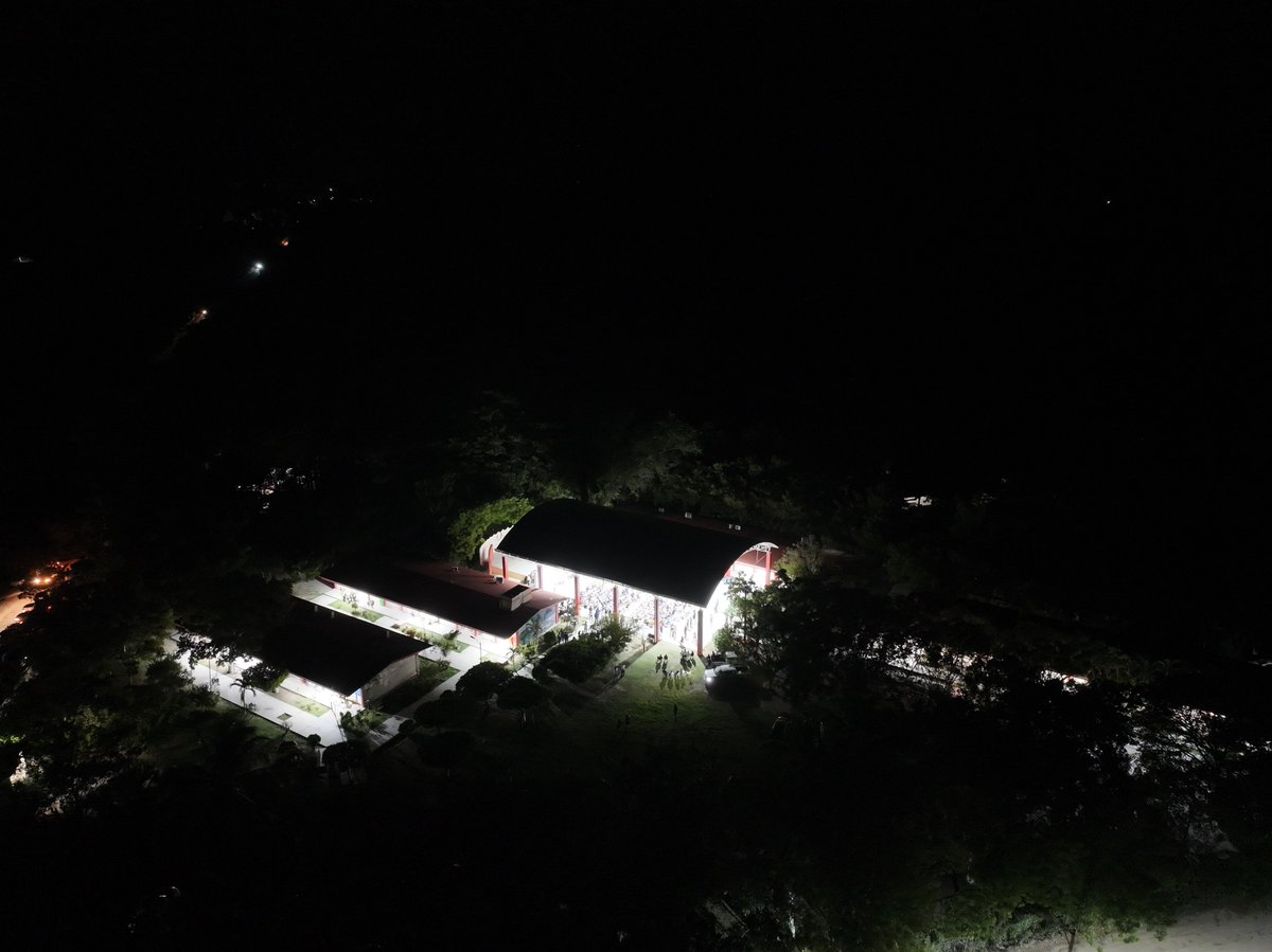 GobOax's tweet photo. Concluyendo sus recorridos de este día, el Gobernador @salomonj inauguró el techado en áreas de uso múltiple del Plantel 25 del @COBAO_GobOax en Río Grande, Villa de #Tututepec. 

Con esta obra, impulsamos bienestar y desarrollo, porque sabemos que las y los jóvenes merecen espacios dignos para practicar deporte y disfrutar plenamente su etapa escolar.