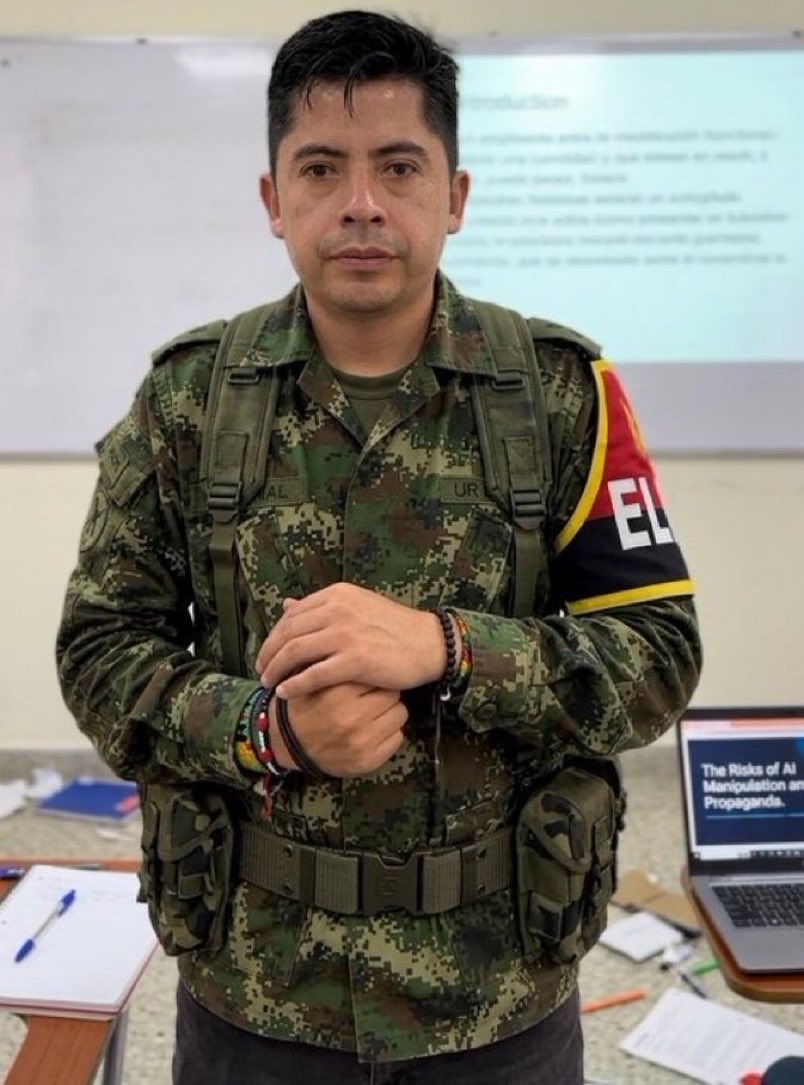 Tluisito007's tweet photo. @ABDELAESPRIELLA @JuanCam73404901 Señor Presidente, recuerde que el ELN también tiene cabecillas en el Senado… https://t.co/NnihKh5Q7q