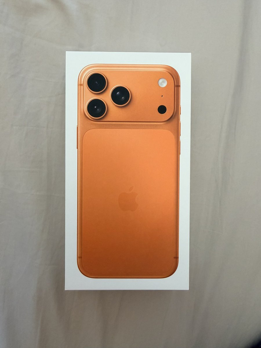 jacksoncaleb305's tweet photo. I don't think I've shown you my new toys 👀

My iPhone 17 Pro Max and my AirPods Pro 3 for 2000€ paid for by you idiots 🤣 https://t.co/Yec4oAAwO2