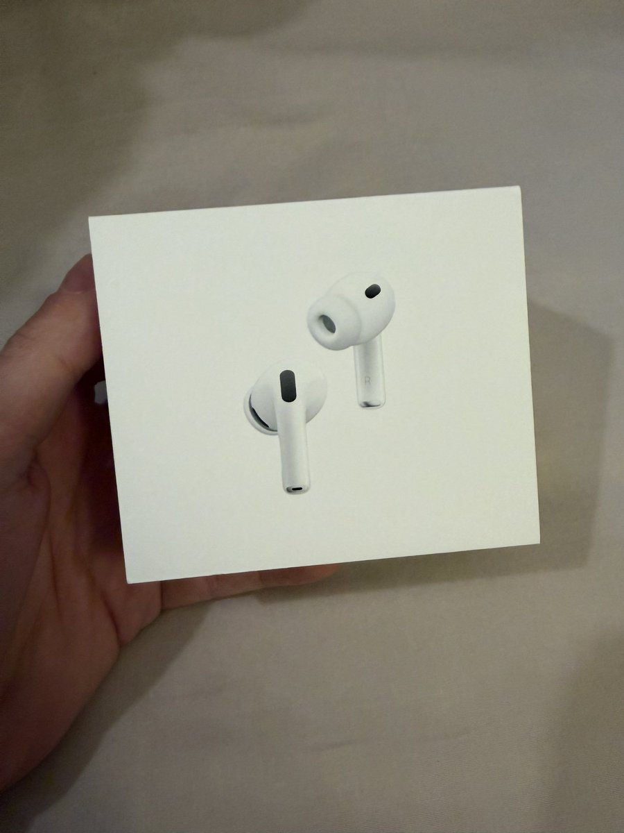 jacksoncaleb305's tweet photo. I don't think I've shown you my new toys 👀

My iPhone 17 Pro Max and my AirPods Pro 3 for 2000€ paid for by you idiots 🤣 https://t.co/Yec4oAAwO2