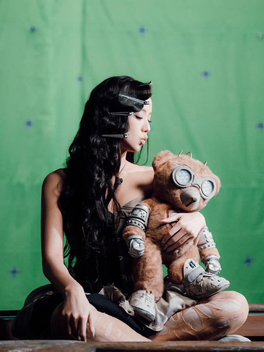 ForeverKimJisoo's tweet photo. The story behind the BEAR on JISOO "CLICK" MV:

“At the heart of the story is the CLICK Bear, who represents the presence of HER FANS who come from different countries, speak different languages and live different lives. CLICK Bear represents the fans who continue to walk with her and the music and memories that connect them to her.”
