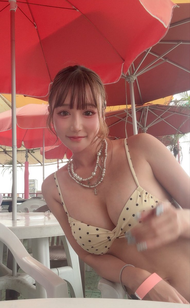 seekenergywada's tweet photo. 今年焼け肌もいいかな〜って人生初レベルで思ってあんまり日焼け止め塗らないで海行ったりしてたけど普通に肌白くないと盛れないってことに気付いただけだった https://t.co/efQagzGzKE