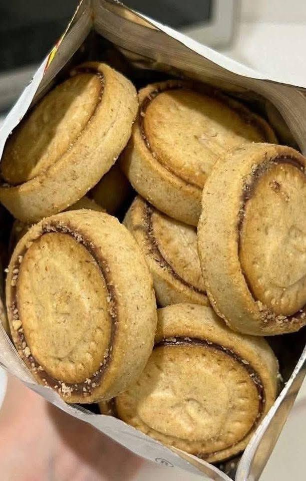 lostdr4ft's tweet photo. Isinya nyoklat banget biskuit ini,manisnya juga engga bikin pusing definisi makanan bikin bahagia https://t.co/HZrs9BgFhh