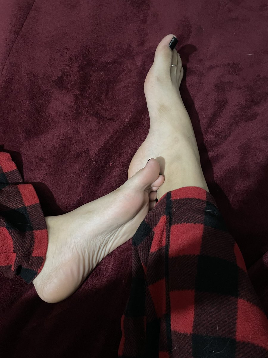 lxlyss__'s tweet photo. que tal se ven hoy? Ocupan unos cuantos besitoss mis pies 😩😽 https://t.co/RDyN3PJ2P0