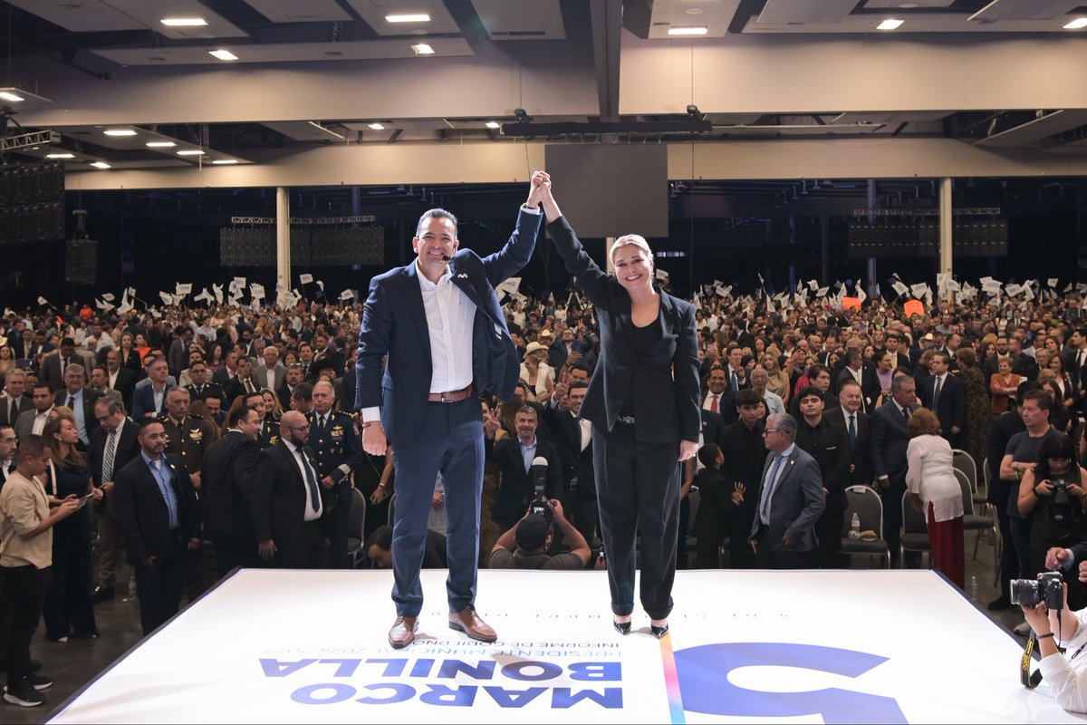 MaruCampos_G's tweet photo. Hoy acompañé al alcalde Marco Bonilla en su Quinto Informe de Gobierno, atestiguando los resultados de un gobierno verdaderamente humanista.

Hay un poema que cito seguido: Ítaca, de Cavafis. Cuenta el viaje de un hombre que tarda veinte años en volver a casa, no porque el camino fuera largo, sino porque cada isla que superaba lo esperaba con un peligro mayor.

Y abre con un consejo extraño: no temas a los cíclopes ni a los lestrigones, siempre que no los lleves en el alma. Porque el miedo nunca está fuera. Está en el corazón.

Chihuahua Capital fue mi primera isla. Ahí aprendí lo que significa servir de cerca y conocí el rostro de la dignidad reconocida y las vidas mejoradas, ese rostro que no cabe en una fotografía.

Y ahí, en medio de los gigantes, un día me di cuenta de que ya no tenía miedo. No lo tenía porque soy de esta tierra, que nunca ha tenido miedo y siempre ha elegido la esperanza.

Querido Marco: tú tomaste esa isla y la hiciste florecer. Recibiste a la gente de cada colonia y decidiste acompañarla en su crecimiento, en su desarrollo, en su dignidad. Los resultados que hoy entregas son sorprendentes, y Chihuahua te lo agradece.

Ahora te toca hacerlo con la gente del mar entero.

Mi camino hacia Ítaca no ha hecho más que comenzar. Aún quedan otros océanos por navegar, y cuentas conmigo para seguirte acompañando en esta travesía.

Porque en esta tierra la esperanza siempre ha sido, y siempre será, más fuerte que el miedo.