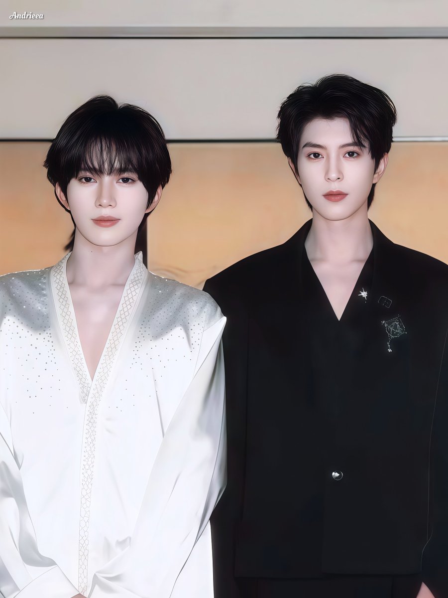 andrieea_'s tweet photo. Clad in the elegance of silver-white and deep ebony, their presence commanded the quiet room like a page from a high-fashion chronicle ✨

#XingQiu #星邱 https://t.co/LKsnqCksK5