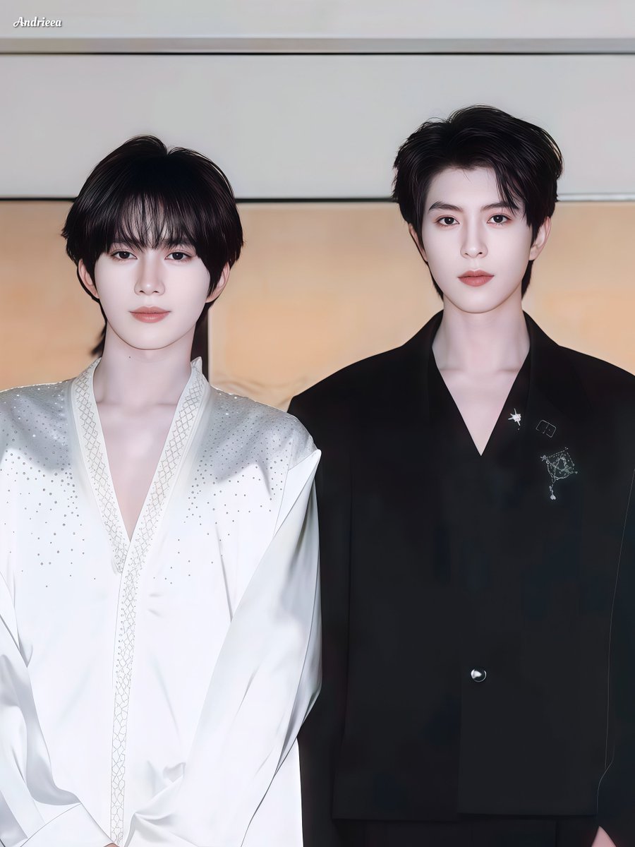 andrieea_'s tweet photo. Clad in the elegance of silver-white and deep ebony, their presence commanded the quiet room like a page from a high-fashion chronicle ✨

#XingQiu #星邱 https://t.co/LKsnqCksK5