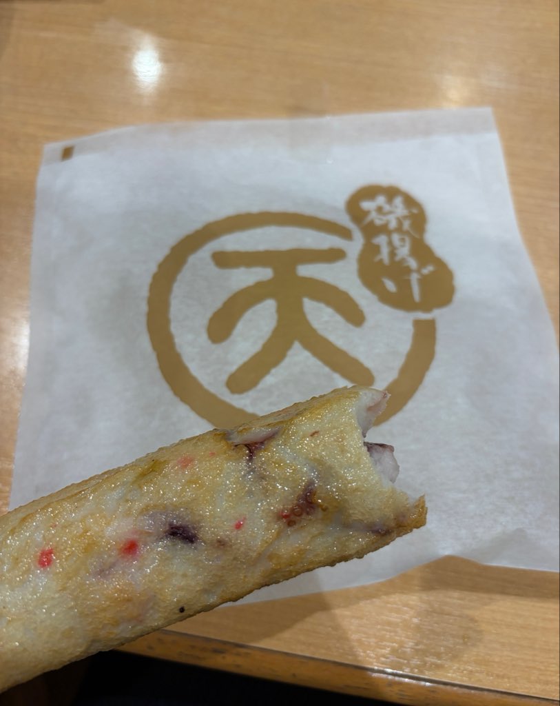 takeiyu_888's tweet photo. サービスエリアに売っていたら買ってしまうトップ10に入ってるもの。たこ棒。 https://t.co/uP1LCwNjFV