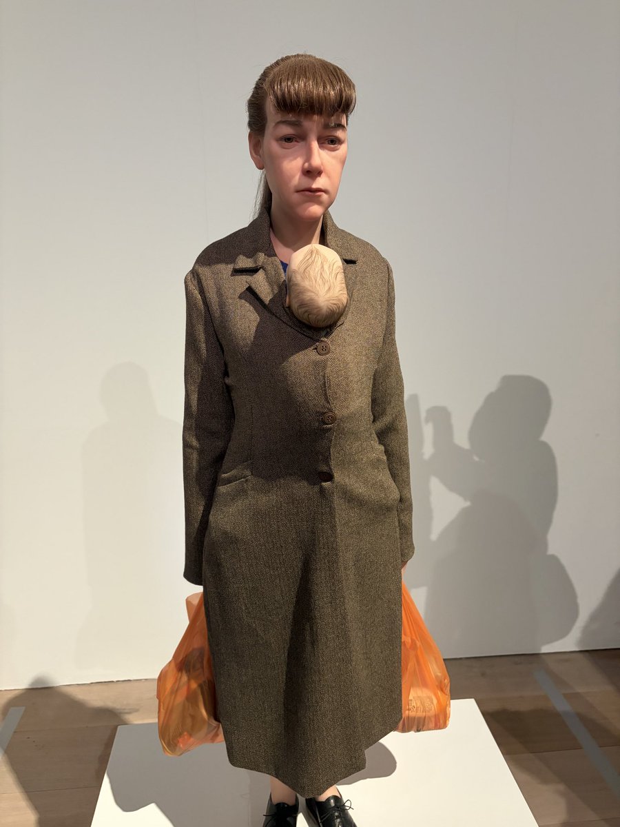r_kinako's tweet photo. ロン・ミュエク展行ってきた
非現実感と今にも息をしそうな立体造形すげえ https://t.co/kso42aWZ7a