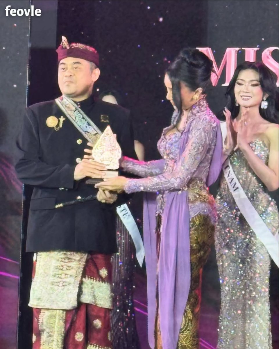 daunsirih5's tweet photo. Pejabat yang “tidak tahu” isi undangan.
Prajurit yang digeser dari tugas serius ke panggung kecantikan.
Dan Bali yang dipromosikan dengan cara yang bikin sebagian besar orang Bali malah geleng-geleng kepala. https://t.co/T84Svz2ZyR