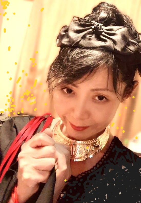 728teikoku's tweet photo. #浪曲音楽部 部員紹介⑦佐藤貴美江
浪花帝国大学特別客員教授。
弾いて歌って唸って踊る、誰が呼んだか「浪曲界のアルテミス」
非言語的な浪曲の体得と言語的な音楽理論の両方で世界を泳ぎ回った特別顧問、9/13も、魅せます。
ご予約受付中！
予約 r.ongakibu@gmail.com
配信　https://t.co/u7ymYxU62A https://t.co/Qc3ZVXZPrC