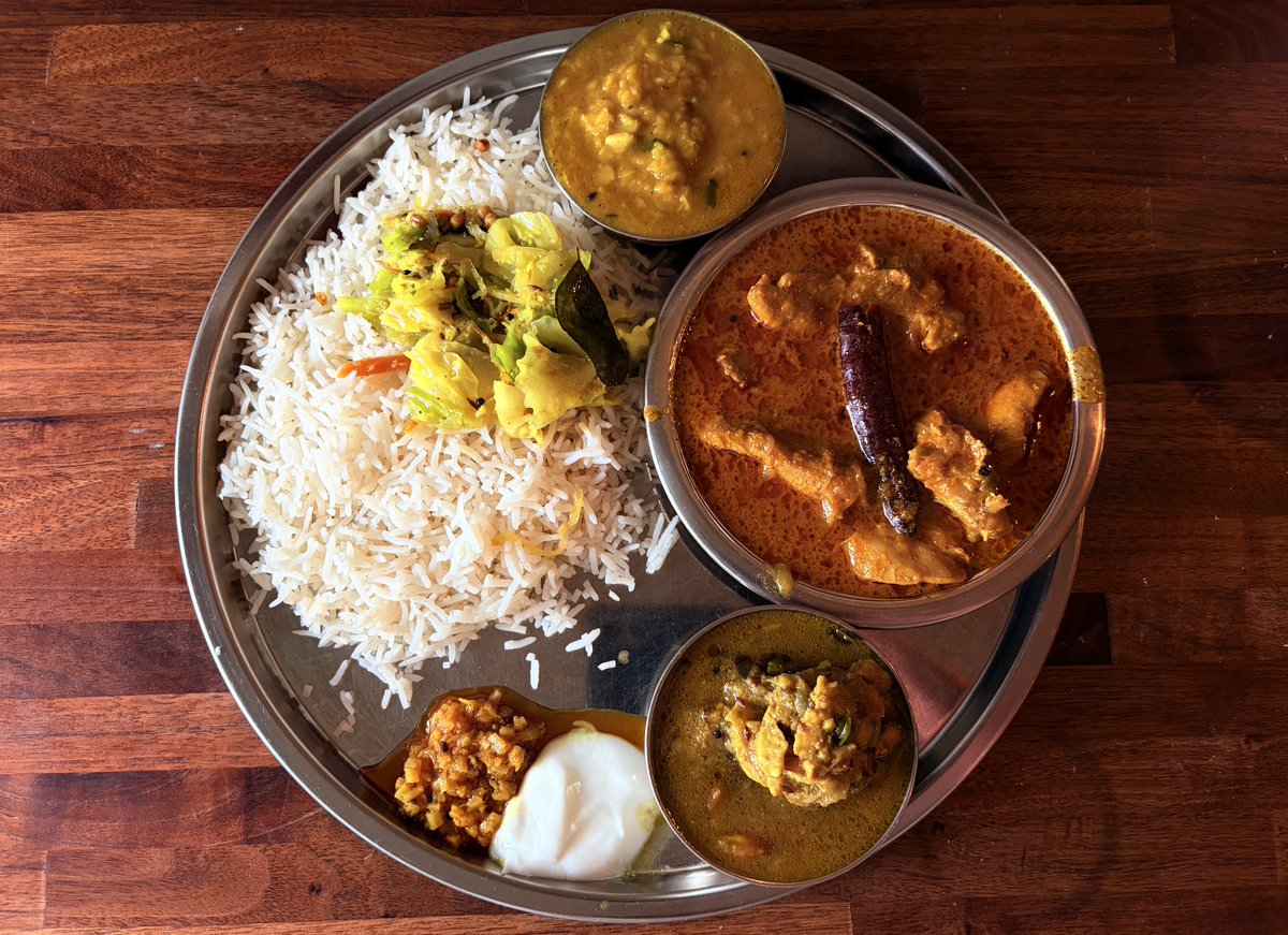 curryramen7's tweet photo. Spice Bar モンカリー
【チキン＋ミニベジ＋ミニコリアンダーチキン　※🍚小】
ジム後飯！
いつもの定番が美味いのは勿論だけど本日のSPメニュー【コリアンダーチキン】もめちゃうま🤤
美味しい余韻に浸りながら食後のチャイまで堪能
今日も美味すぎ！ごちそう様でした https://t.co/KuPrFZ9deP