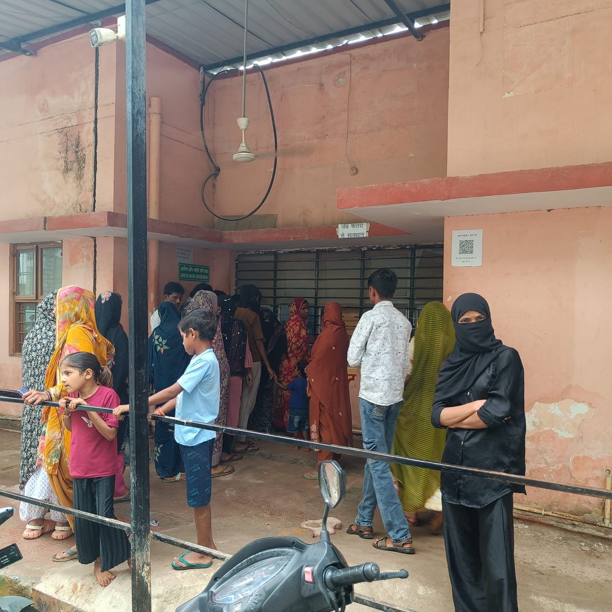 news21national's tweet photo. बूंदी अस्पताल की OPD में लंबी कतारें, QR स्कैन से मरीज परेशान

#Bundi #BundiNews #BundiHospital #GovernmentHospital #OPD #OPDQueue #PatientProblems #QRScan #OnlineToken #HealthNews #LocalNews #BreakingNews #LatestNews #HindiNews #News21 #News21National @DmBundii https://t.co/Iv76RuWImt