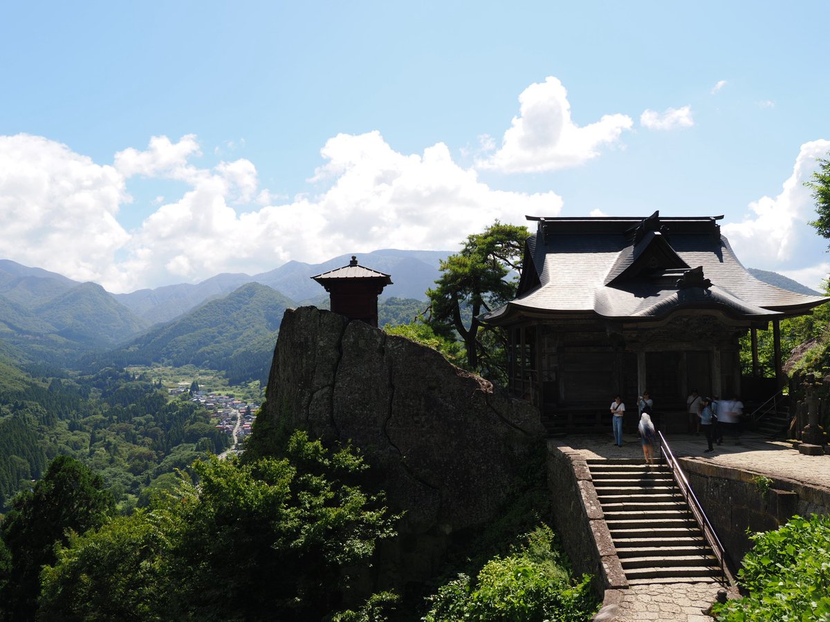 SyMrn7's tweet photo. さくらんぼサイクリングロードの終点は山寺
松尾芭蕉とも縁があるお寺らしく、階段の数は1015段！！
風が気持ちいいわぁ https://t.co/3uGcy0zsQt