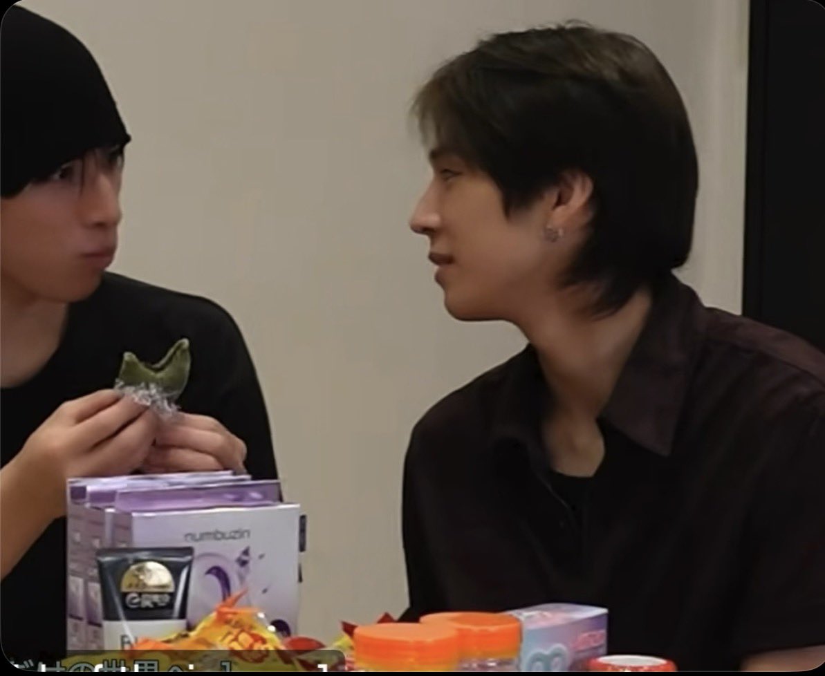 hyunanis3rd's tweet photo. this man just looks at everyone like he wants to devour them https://t.co/I1Qb6E9ebt