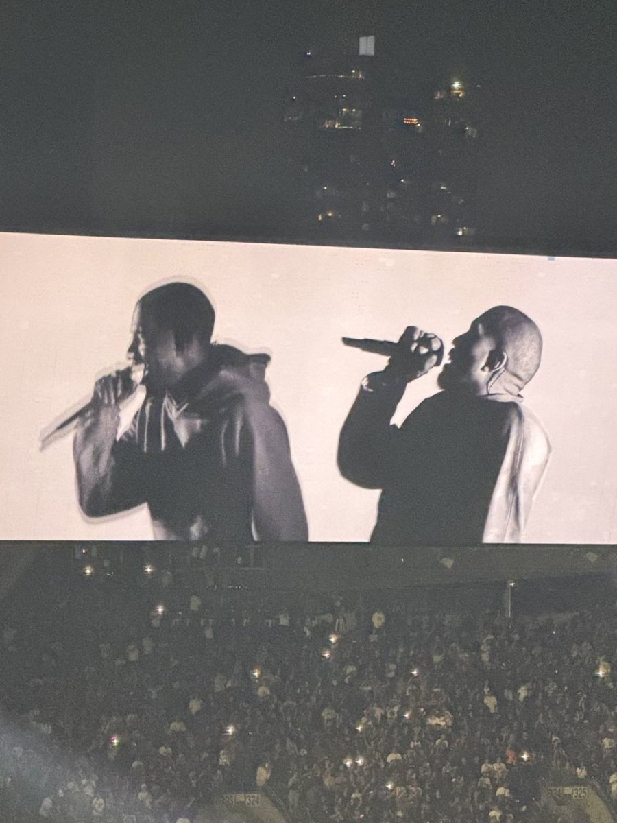 yzyglobe's tweet photo. THE TWO ARE REUNITED

YE AND KID CUDI ❤️❤️ https://t.co/oKeZW0EMxU