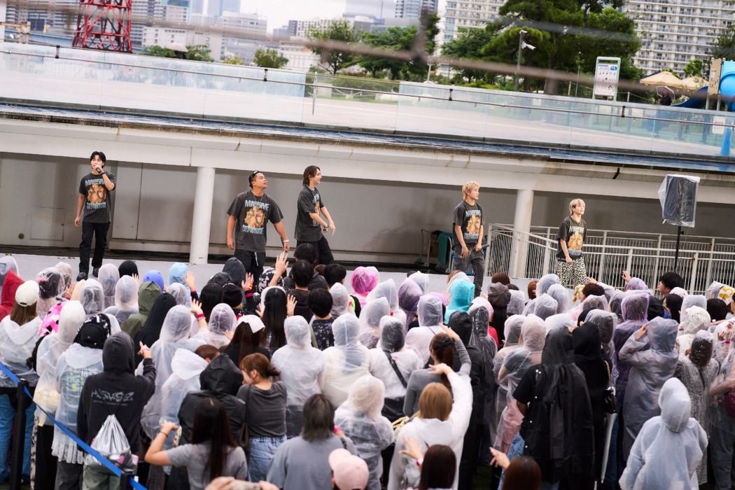 exnews24's tweet photo. 【記事】MA55IVE #THERAMPAGE ツアー開幕前日に雨模様の豊洲でリリパ！ 5人の新たな出発にファンらが拳でエール

https://t.co/KaOZkzYI68 https://t.co/kCY2gkuGmB