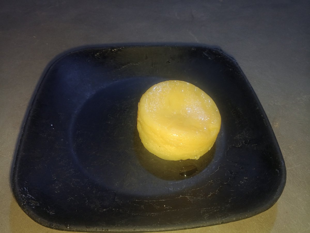 yzen907's tweet photo. Hice flan de microondas, está muy dulce y se quemó un poco por adentro, pero está muy rico. La anterior vez que lo intenté hice un desastre en el microondas y parecia vómito. 

Me encanta hacer dulces y postres. https://t.co/pmBiWfH4aN