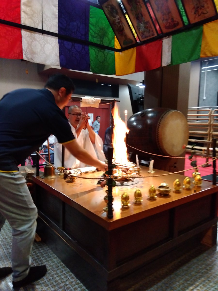 shiba_haniwa's tweet photo. 【仏教体験ツアーを開催】
当館も会員となっているヒストリーパークしばやま活用推進協議会主催の仏教体験ツアーが、芝山仁王尊・観音教寺で開催されました。
普段は入れない本堂での座禅の後、参加者自らが護摩木を供える特別な護摩を行い、貴重な体験となりました。 https://t.co/vM9IQwFMFj