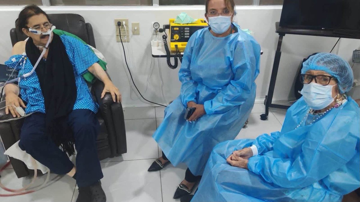 DiarioHouseCom's tweet photo. 💪🇭🇳 ¡Mel no baja el ritmo!

Tras una reciente intervención médica, Manuel Zelaya continúa su recuperación sin dejar de lado sus actividades previstas, según informó Rixi Moncada.

#MelZelaya #Honduras #Política #LIBRE #DiarioHouse https://t.co/kgJ80A1JIP