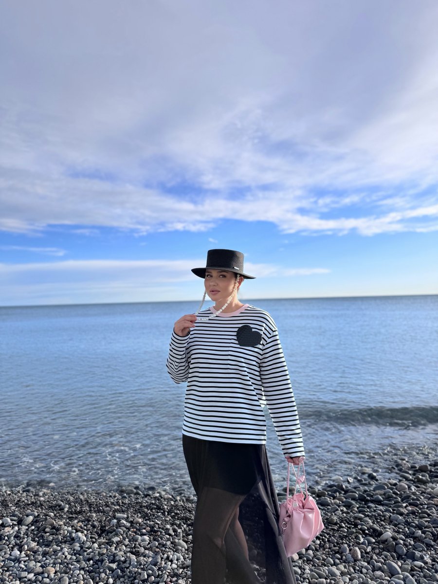 hamdialitellem's tweet photo. A striped shirt outfit for a seaside walk. A timeless classic, made iconic by Mademoiselle Chanel. https://t.co/b5nsibKgro