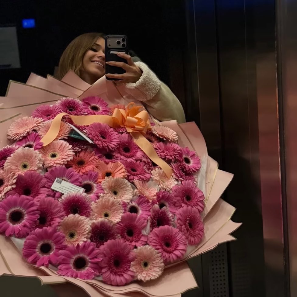 momoonbin's tweet photo. Cómo le hacen para mandarle flores a yanet? 😭 yo también quiero https://t.co/vWvNBgTxMK