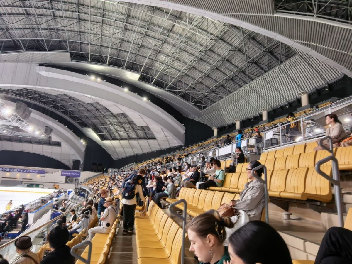 trusovaquad's tweet photo. 📰| This is how many spectators came to watch Sasha’s run-through at practice. They came early specifically for it.

The training session has ended

via lapidarnst https://t.co/hc5HYHWNeB
