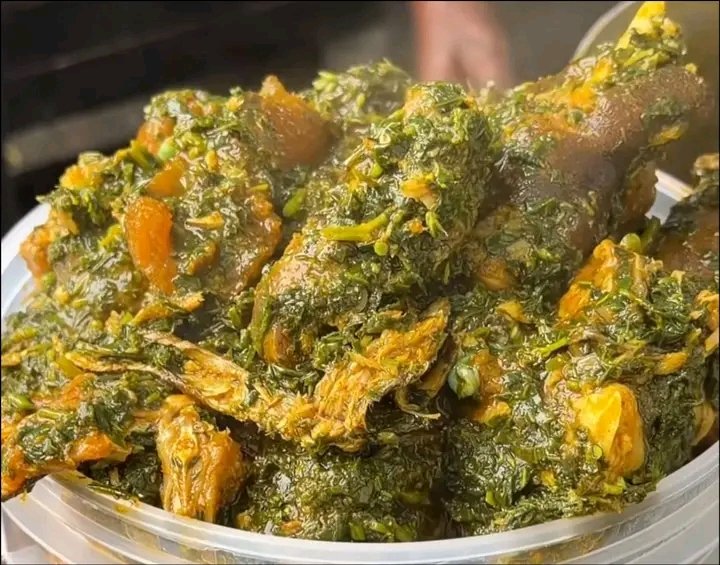 Foodlicious_kit's tweet photo. A bowl full of colour, freshness and pure deliciousness! 😍
Our vegetable soup is richly prepared with fresh vegetables, delicious proteins and the perfect blend of spices for that authentic homemade taste. 🔥
Perfect with Eba, Semo, Pounded Yam or any swallow of your choice! ❤️ https://t.co/JINXuGH2au