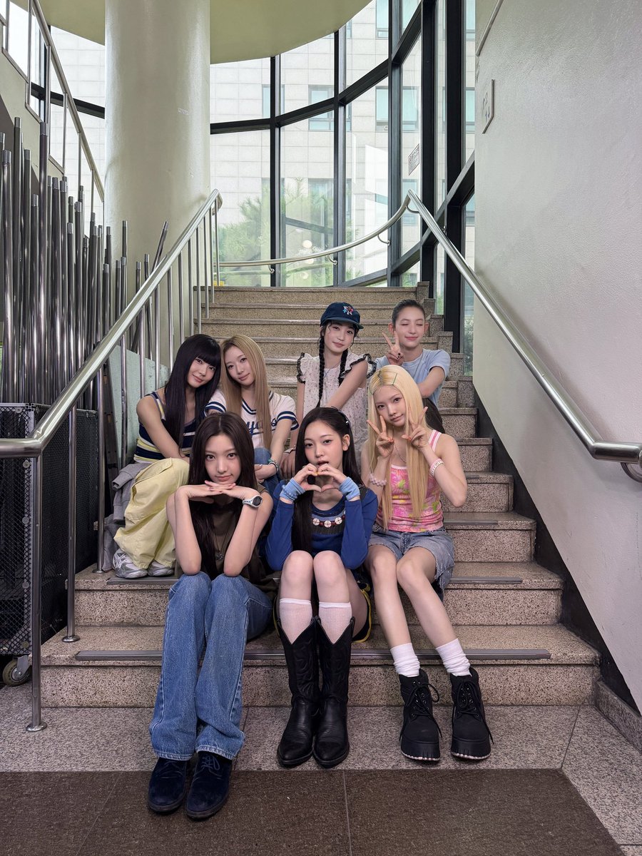yeeihani's tweet photo. [TU_DAY log]
ㅤ ️️ㅤ
Dressed in dreams, leave a little sparkle and dancing to Sun Kiss at Music Bank 🩰 https://t.co/tewbSLEBkf