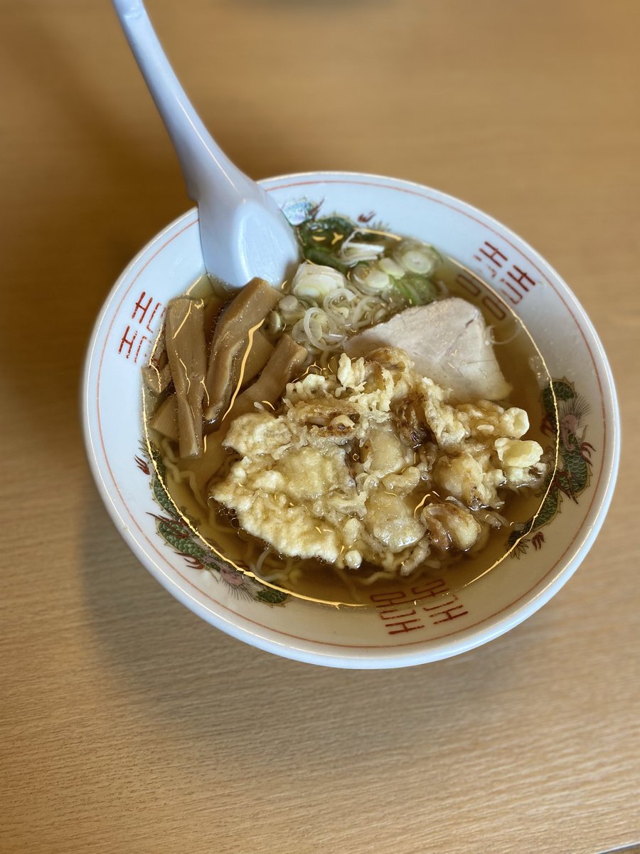 urformen's tweet photo. 今日のお昼。

〈そば処亀乃家〉天中華そば。

帰省したら必ず行くお店。
中華そばにホタテの天ぷら。
美味しいよ。

中華ざるってメニューもあり、ざるそばみたいみたいに中華麺を食べるのは衝撃。

ちょっとした違い、習慣が好奇心を刺激。 https://t.co/ny4Z0C6wLh