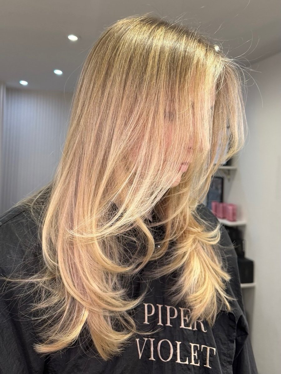 pratencec's tweet photo. Soft honey blonde with glossy layers and soft golden dimension. Effortless, wearable blonde. Hair by @alexandra_piperviolethair https://t.co/5rEjKwTIki