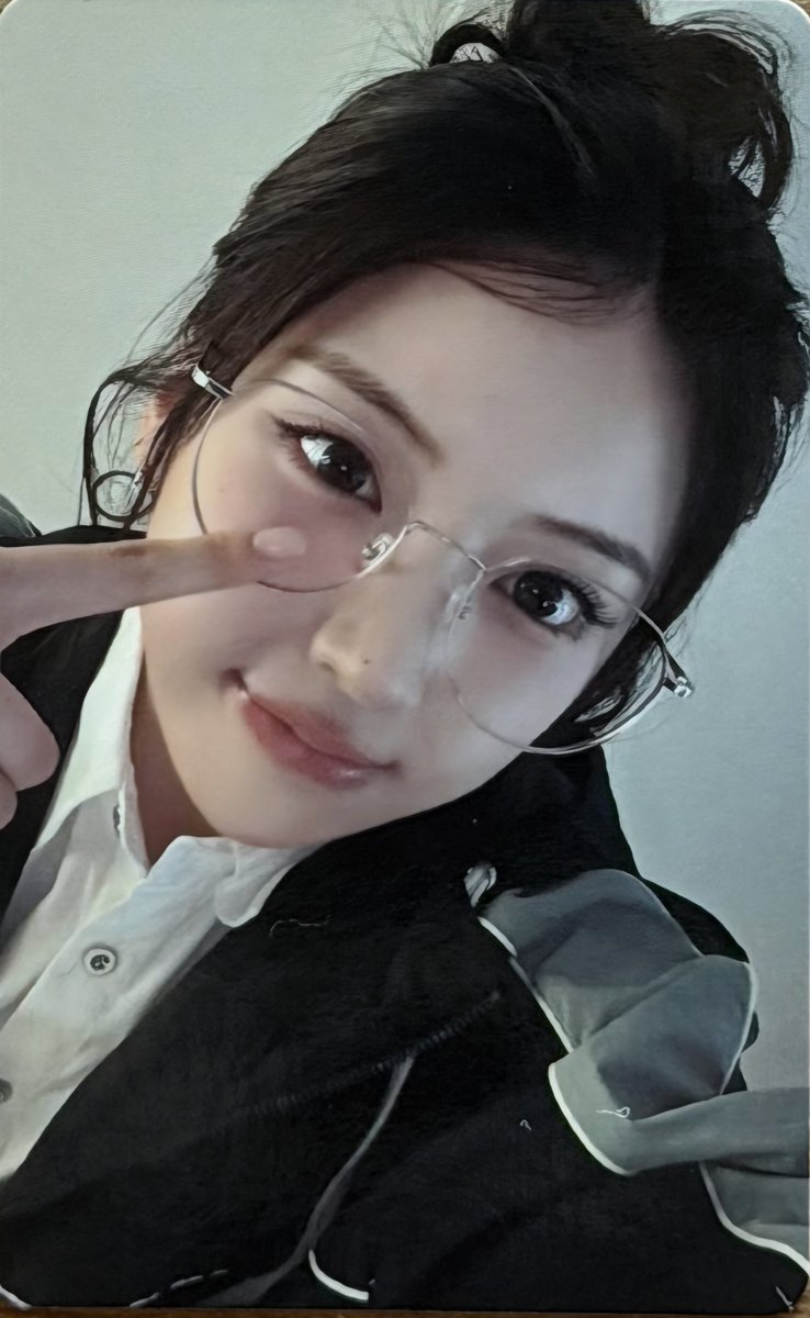 Forevernswer05's tweet photo. 김지우 미쳤다
안경썼다 바막이다 https://t.co/36cPsCf2yB