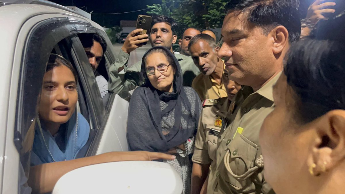 ShrvanPandit2's tweet photo. @UPGovt @Uppolice @CMOfficeUP @dgpup @homeupgov शामली...केराना सांसद को पुलिस ने किया हाउस अरेस्ट,

कैराना सांसद इकरा हसन सहारनपुर जा रही थी,अपने लोगों के साथ प्रोटेक्ट करने के लिए।

देर रात किया पुलिस ने हाउस अरेस्ट,

सांसद इकरा हसन के घर पर भारी पुलिस बल तैनात, https://t.co/aUt2zerY9x