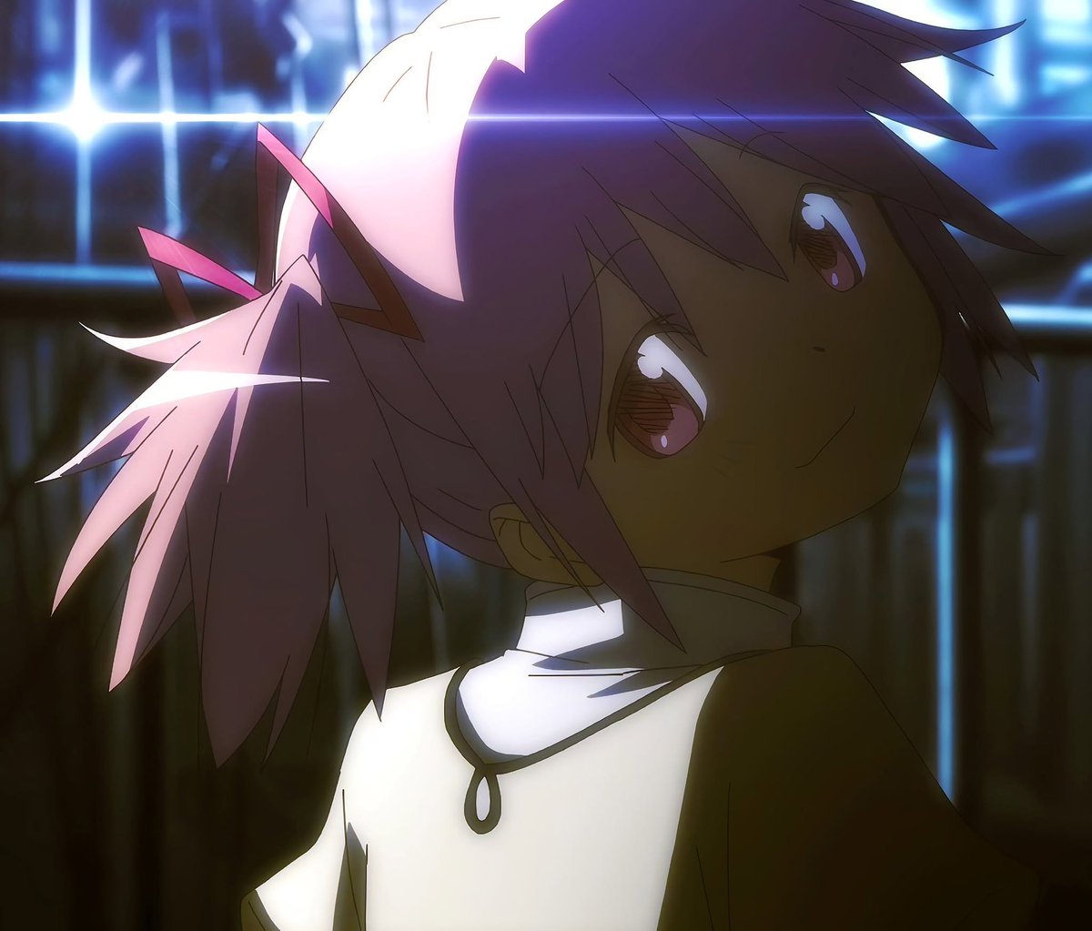 erispheria's tweet photo. El tema del momento ¿el fandom de Madoka está conformado en su mayoría por hombres? Sí. Si eres nuevo en el fandom, quizás no lo sepas, pero esto lleva siendo así desde sus inicios, y lo puedo confirmar completamente porque llevo en el fandom desde que se estrenó el anime.

Para quien no me conozca, esto es porque llevo siendo fan a muerte de Shaft (el estudio de animación detrás de Madoka, Monogatari, Hidamari Sketch, SZS, Arakawa y muchos otros animes)
Cada anime que sacaba Shaft en esa generación era joya tras joya (me los vi todos), así que Madoka era un anime que obligatoriamente tenía que ver y bueno, para no irme por las ramas, en general, a lo que voy es que el fandom original de Madoka eran los mismos adictos a cualquier anime que sacara Shaft en ese entonces.

Ah, por cierto, si eres de los que se espantan por lol1s, solo quiero recordarte que los de Shaft son tremendos lol1c0neros, así que posiblemente todo el yuri que hay en Madoka se deba a esto XDDDDDDD