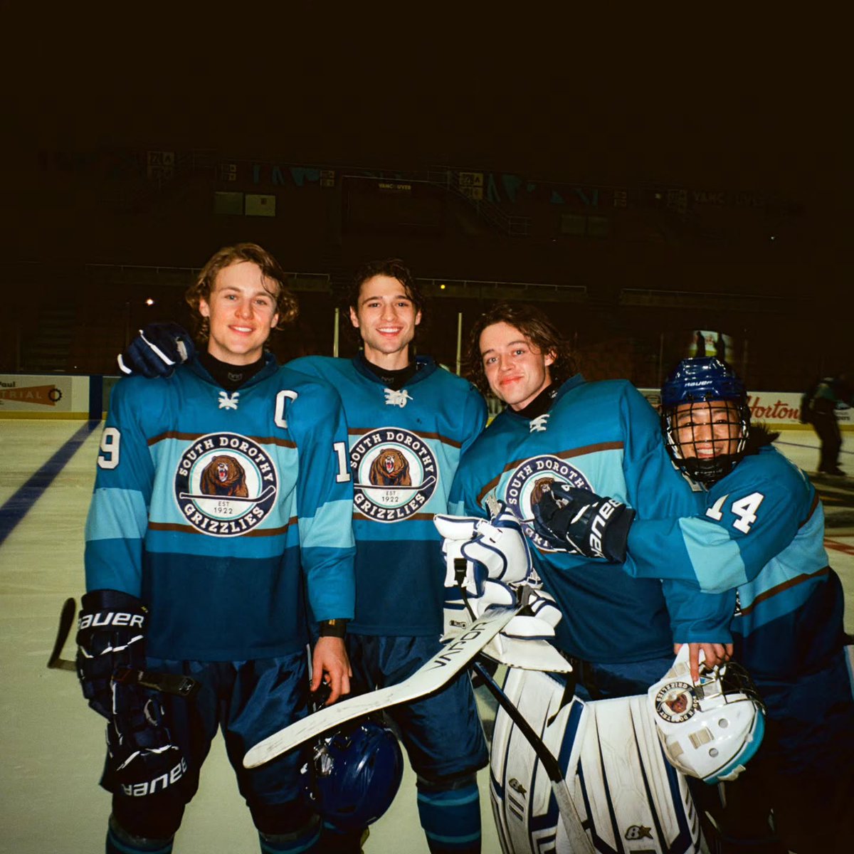 MILEYSI1234's tweet photo. First look at Netflix’s upcoming hockey drama THE STICKS. Premiering in 2027, it follows a grieving wife who takes over her late husband’s team in a small Minnesota town after tragedy strikes. https://t.co/XFFpEZ7L6q