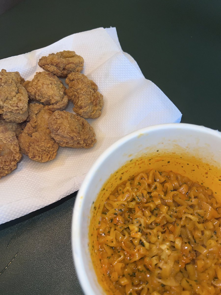 wuw2a1str's tweet photo. 아니 이치킨진짜 황올맛나고맛있음 (구라일시 죽음) 편의점레서 원쁠원해서 하나에 4500원인데 양이 적당히 잌ㅅ어서 야르불닭이랑 먹기 딱 조음 맛있어서 거다이맥스 대굴레오 될꺼같다 https://t.co/tseJK3KQop