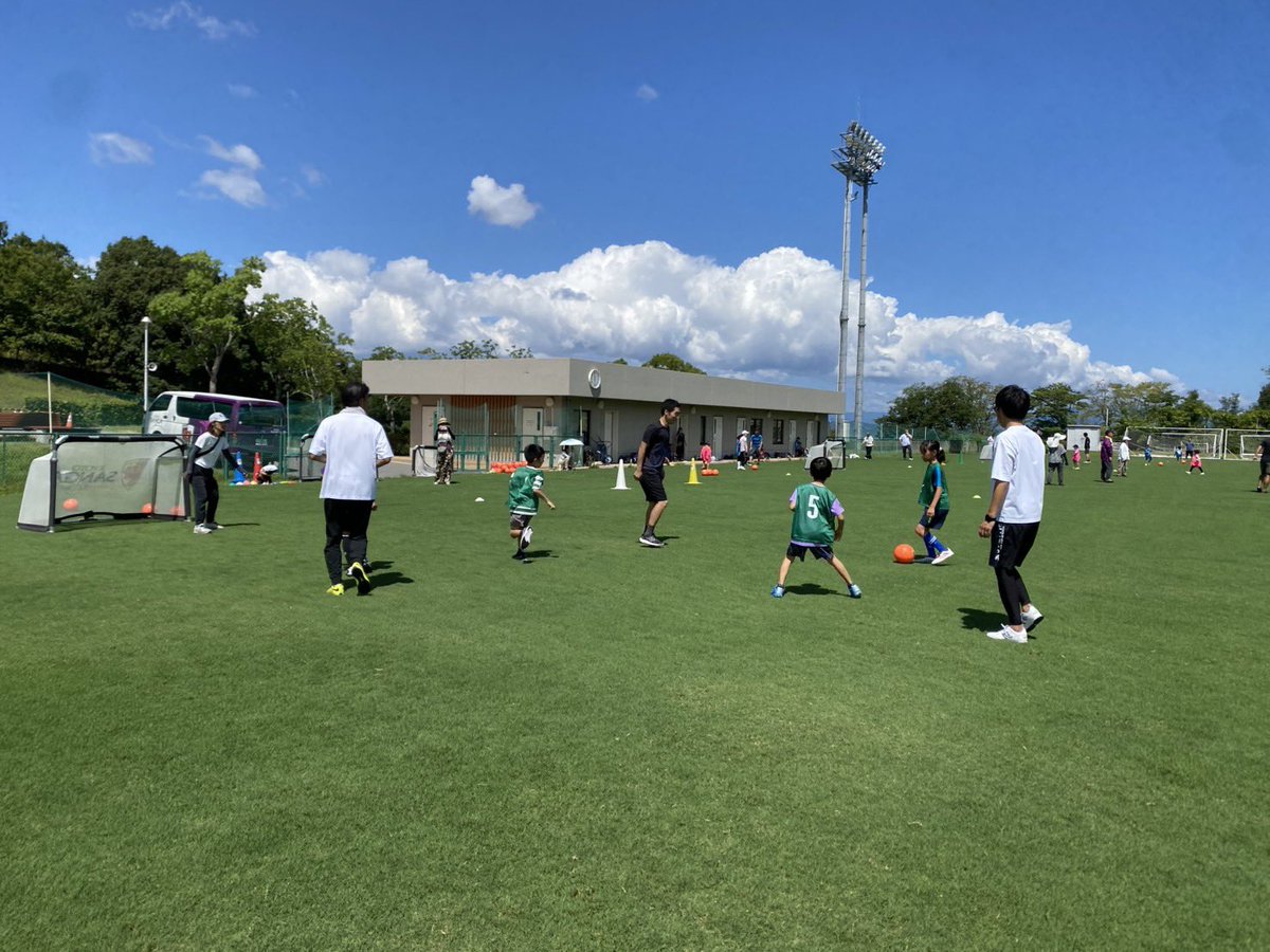 sangafc_school's tweet photo. 【太陽が丘 親子ふれあいサッカー教室】☀️⚽️

晴天の中、親子でボールを使った様々な遊びやトレーニングに挑戦⚽️🔥

最後はみんなでゲームも行い、笑顔いっぱいの楽しい時間となりました😊✨

ご参加いただいた皆さま、ありがとうございました‼️

#京都サンガ #サッカー教室 #親子サッカー #太陽が丘 https://t.co/fbdmyc6Jb8